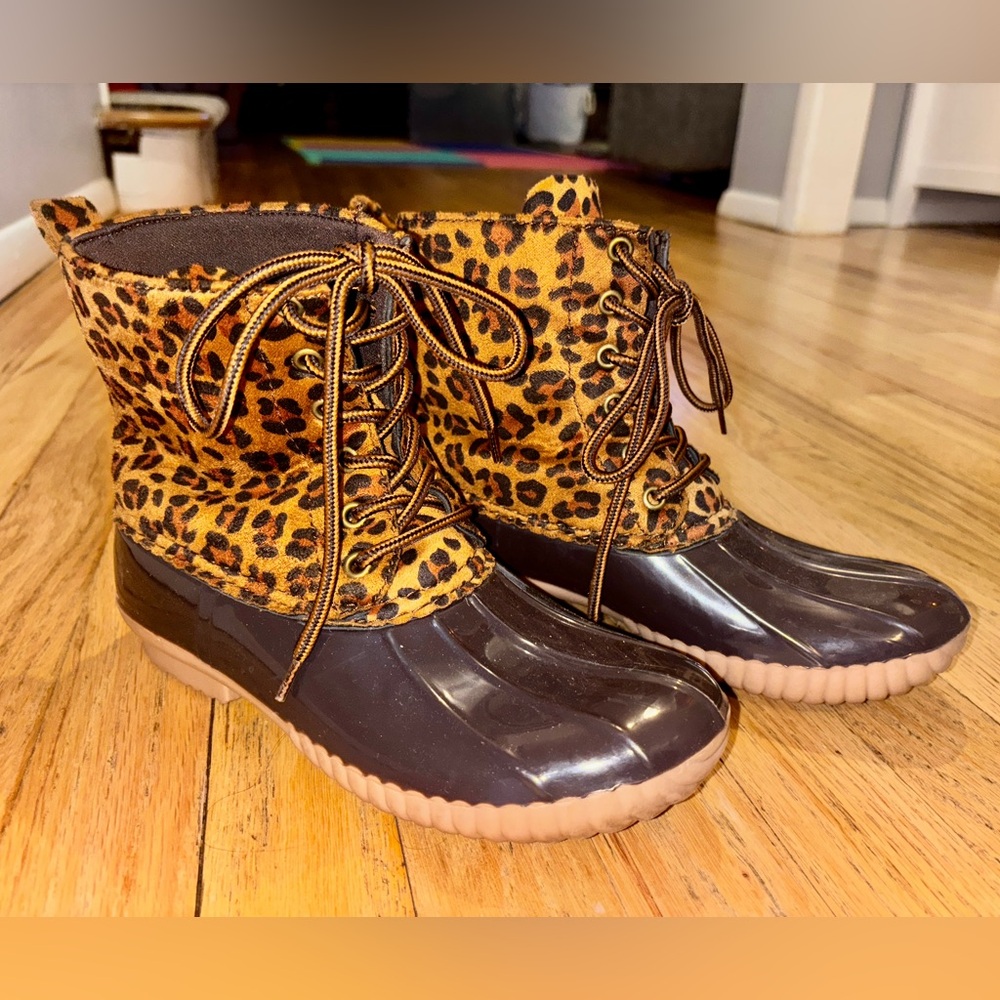 Avanti Leopard Print Duck Boots - size 7